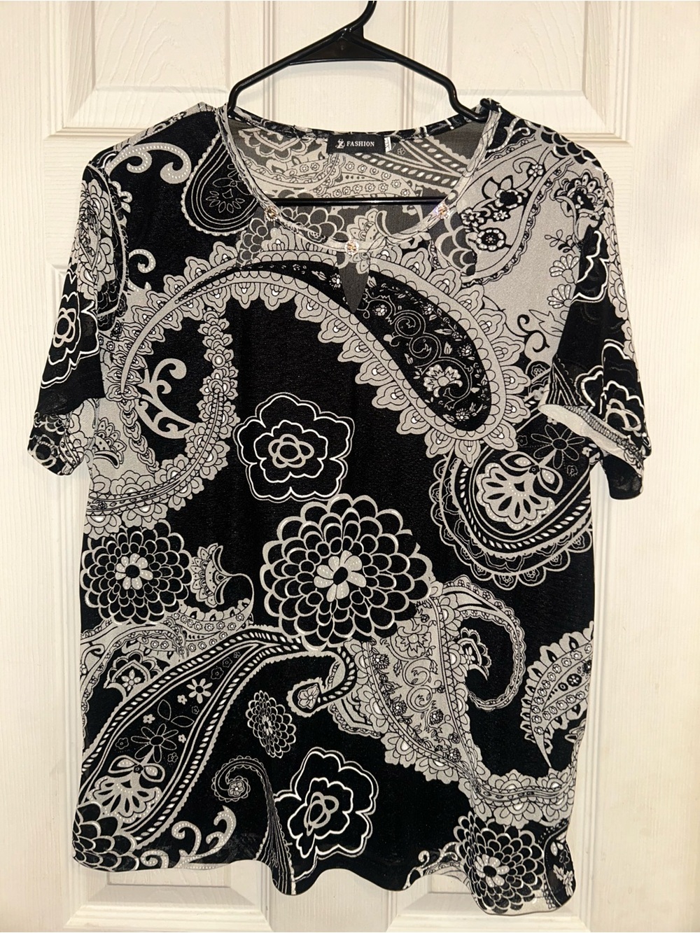 Black and gray floral paisley top size 1X